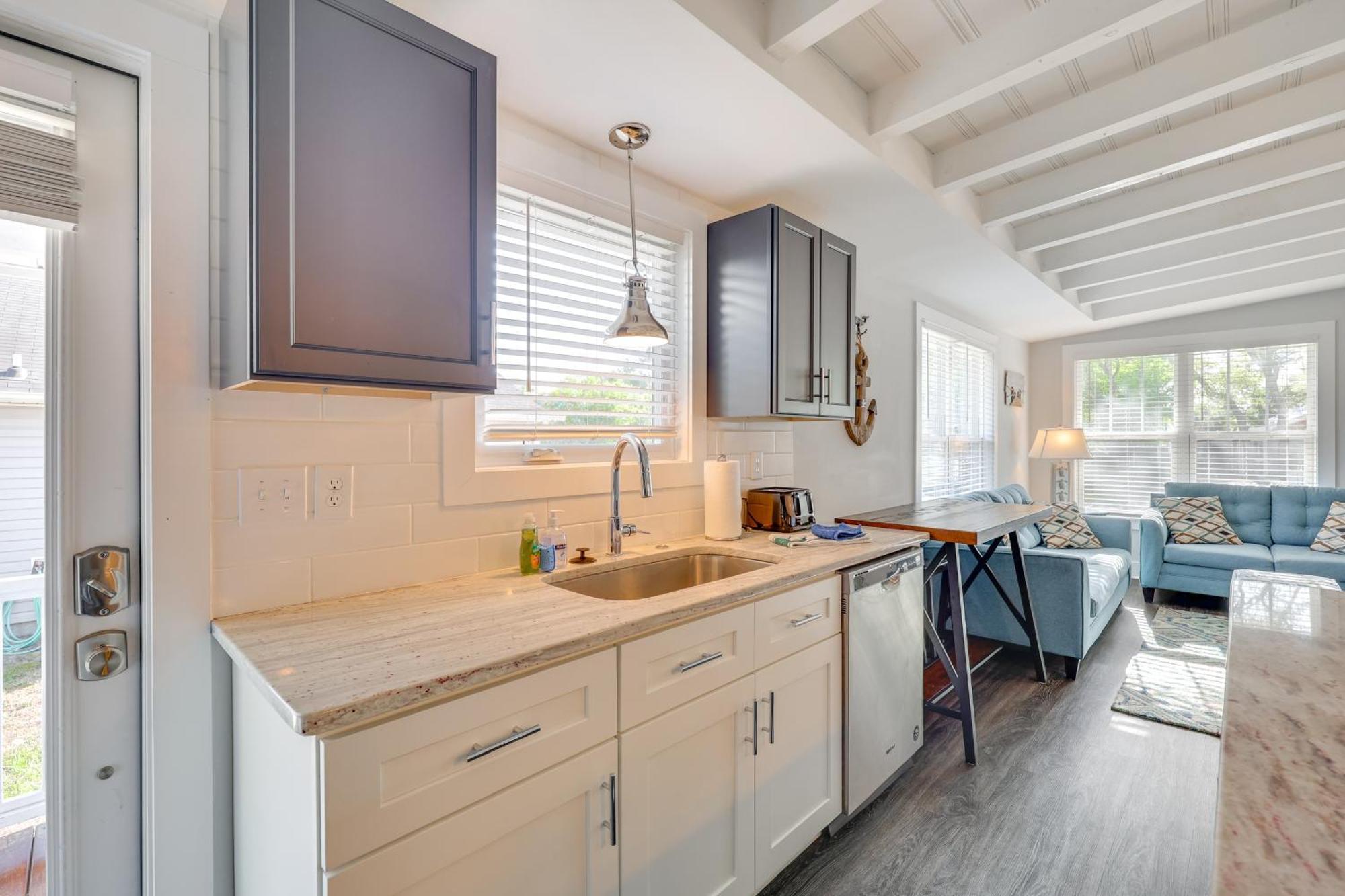 Modern Oak Island Escape 1 Mile To Long Beach! Екстериор снимка