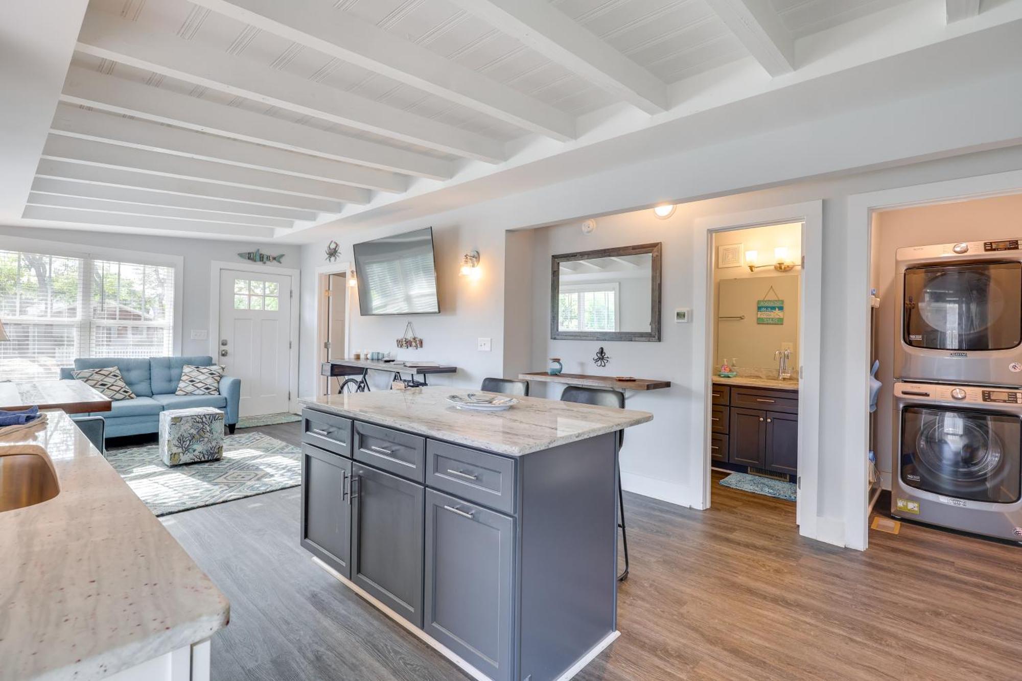 Modern Oak Island Escape 1 Mile To Long Beach! Екстериор снимка