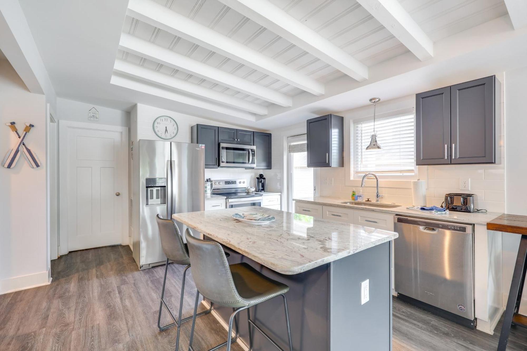 Modern Oak Island Escape 1 Mile To Long Beach! Екстериор снимка