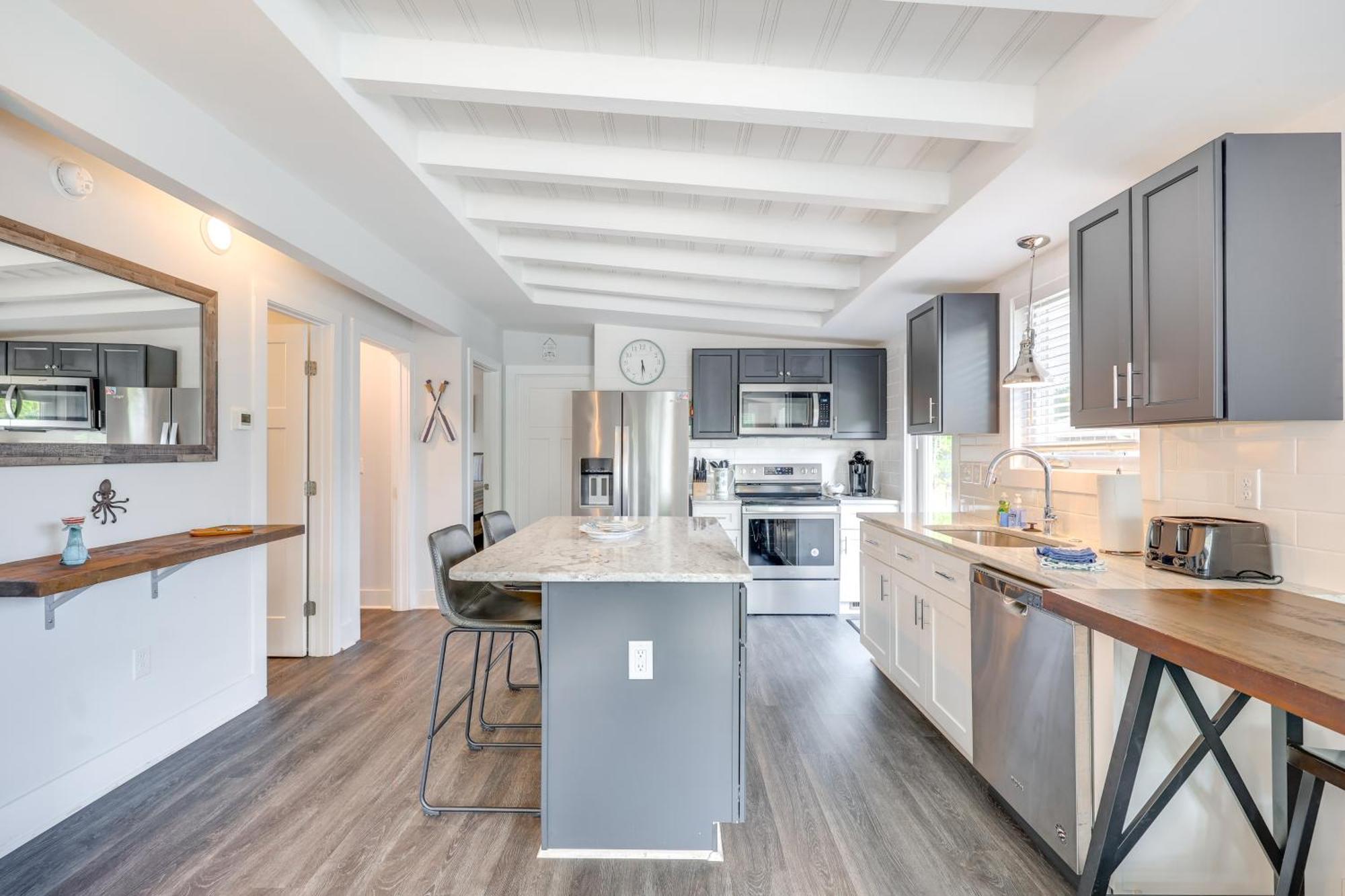 Modern Oak Island Escape 1 Mile To Long Beach! Екстериор снимка